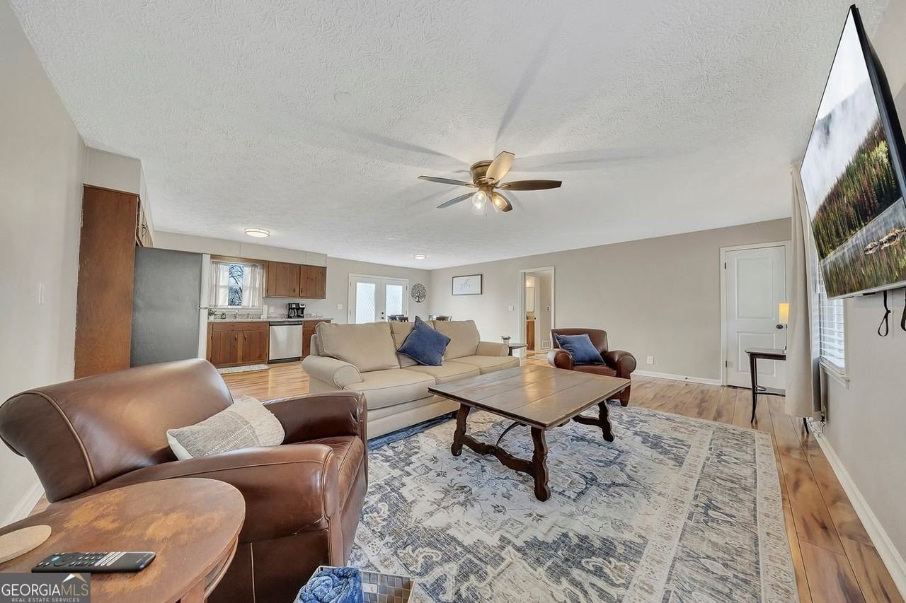 303 Nottingham Dr - Photo 4 of 21