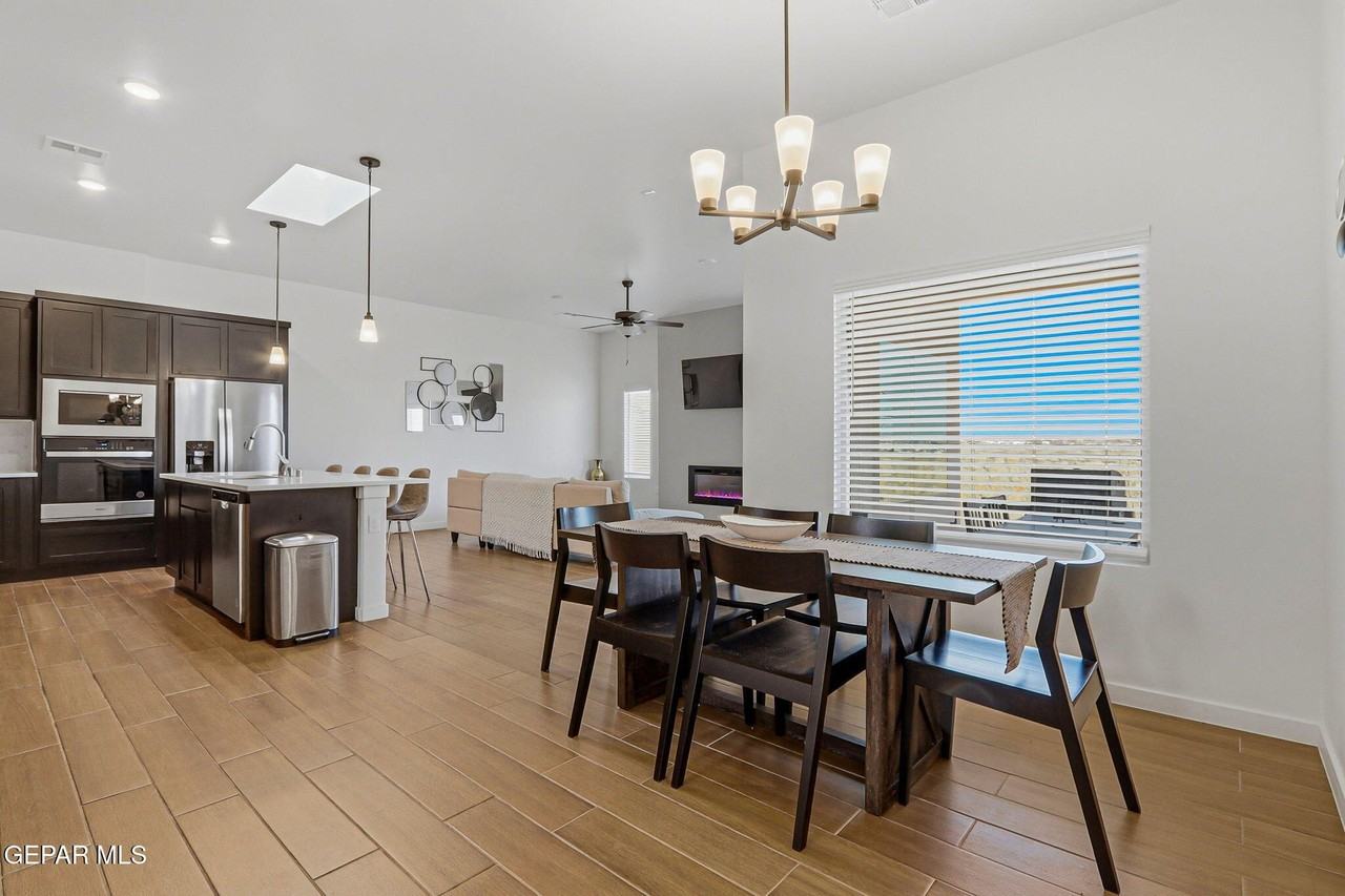 244 Farnborough St - Photo 7 of 43