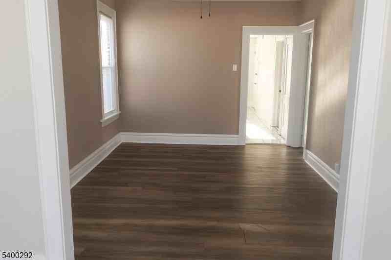 71 Crystal St - Photo 4 of 8