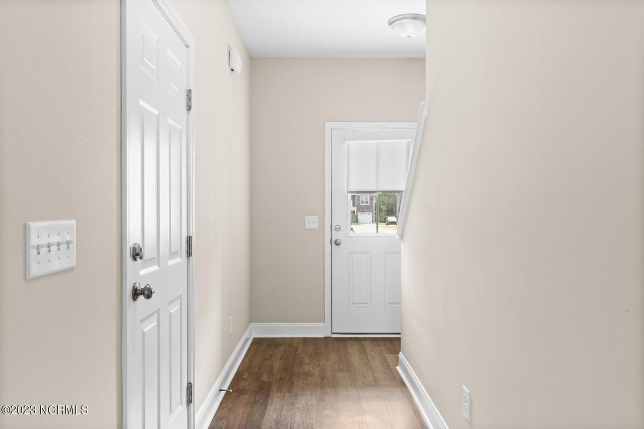 202 N Stingray Ln - Photo 4 of 34