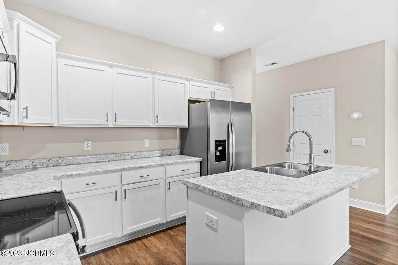 202 N Stingray Ln - Photo 6 of 34