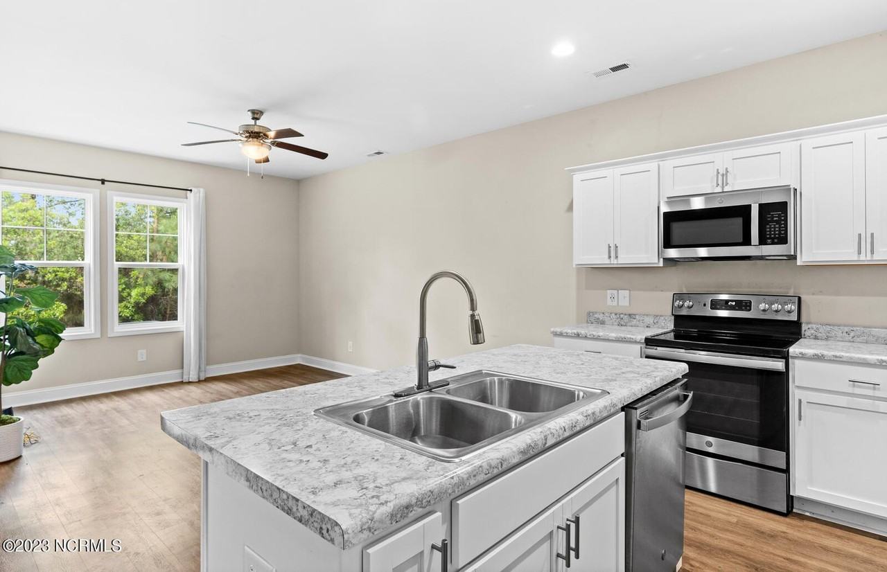 202 N Stingray Ln - Photo 7 of 34