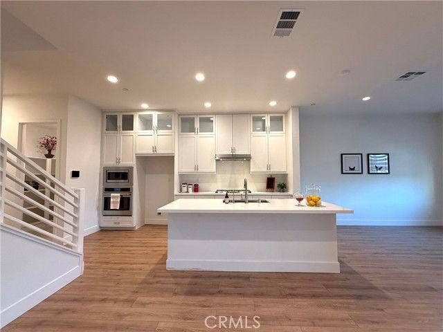 273 Novel - Photo 2 of 8