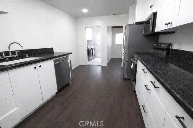 17322 Keswick St - Photo 3 of 8