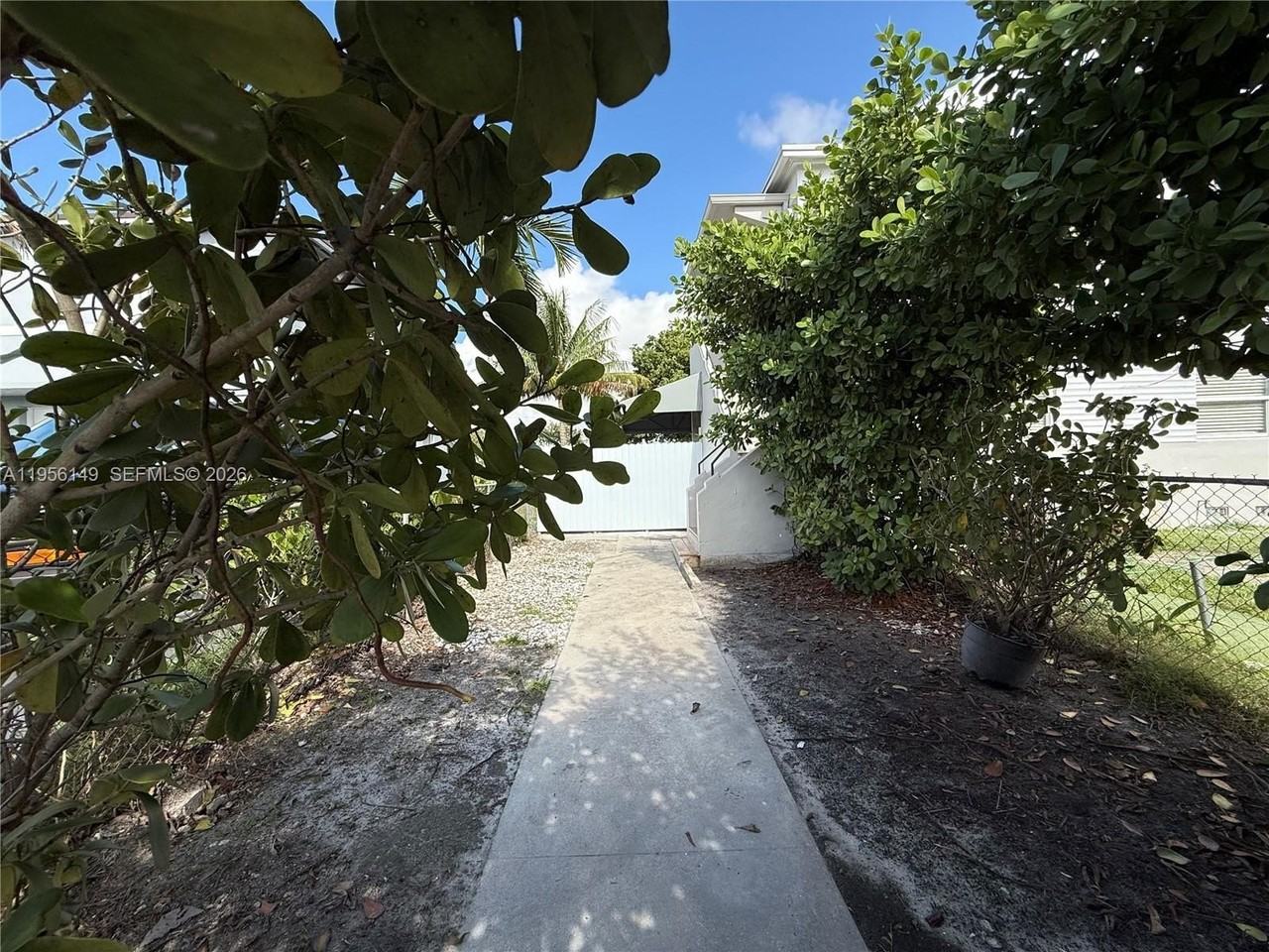 2311 Nw 15th St #B - Photo 2 of 19