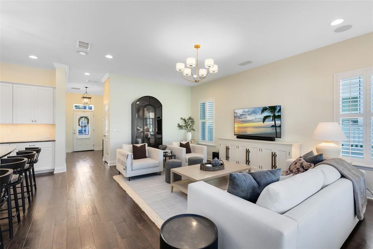 1022 Huntspoint St - Photo 3 of 43