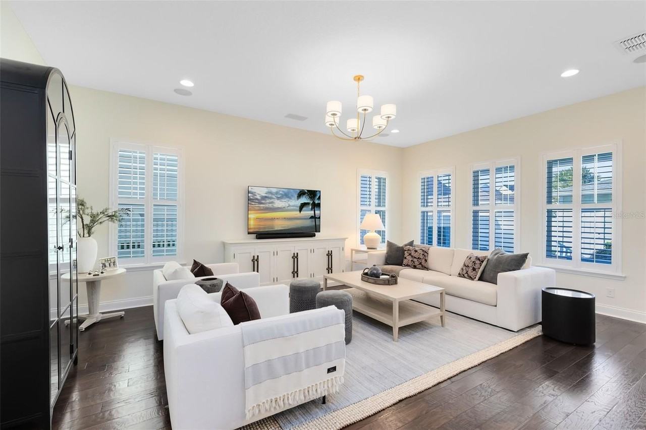 1022 Huntspoint St - Photo 4 of 43