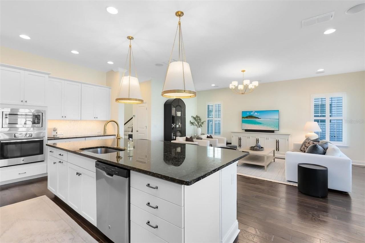 1022 Huntspoint St - Photo 7 of 43