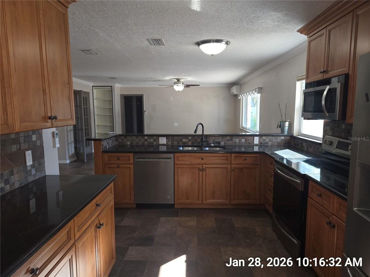 1013 Greenbriar Dr - Photo 4 of 21