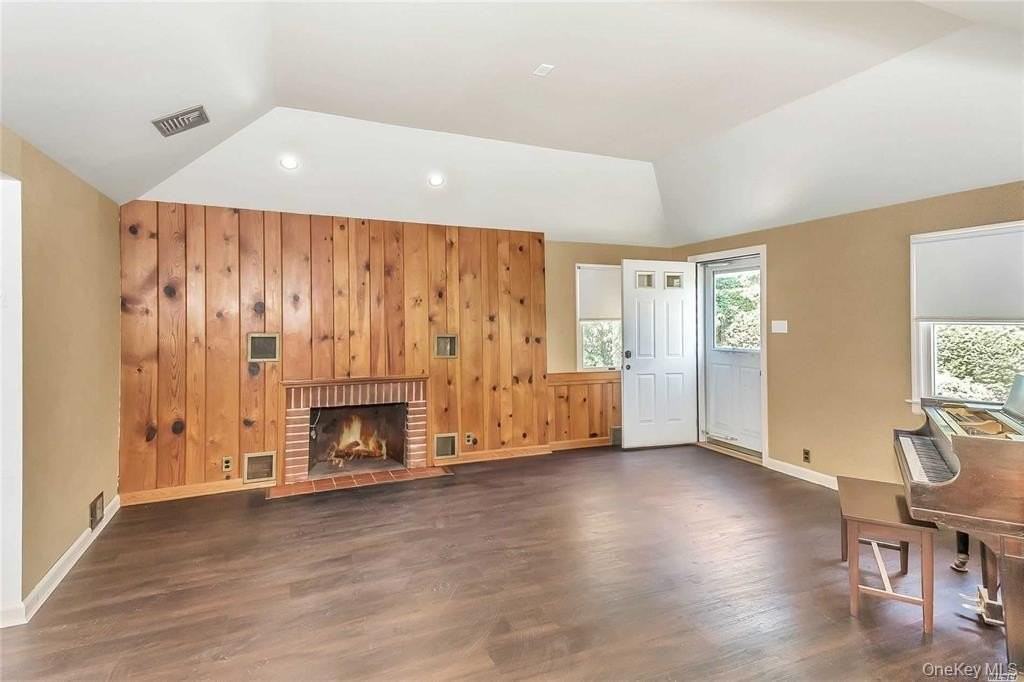 25 Valentine Ave - Photo 3 of 15