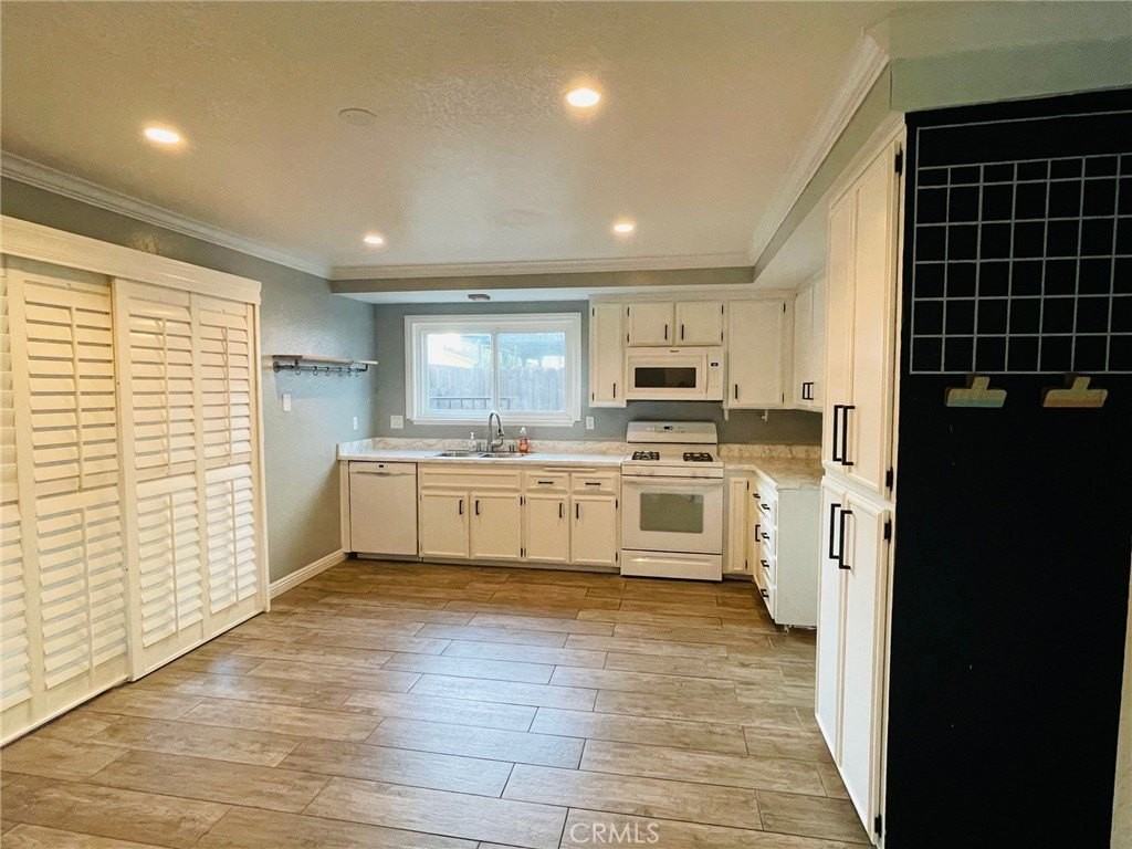 8664 Oak Dr - Photo 3 of 19