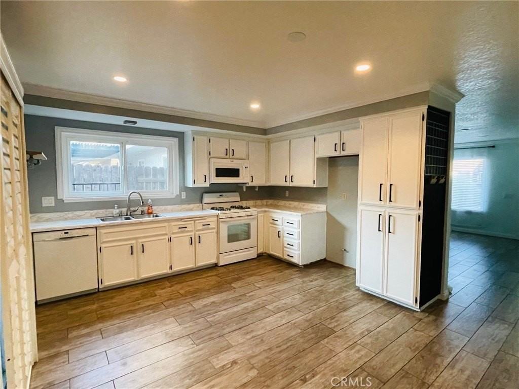 8664 Oak Dr - Photo 4 of 19