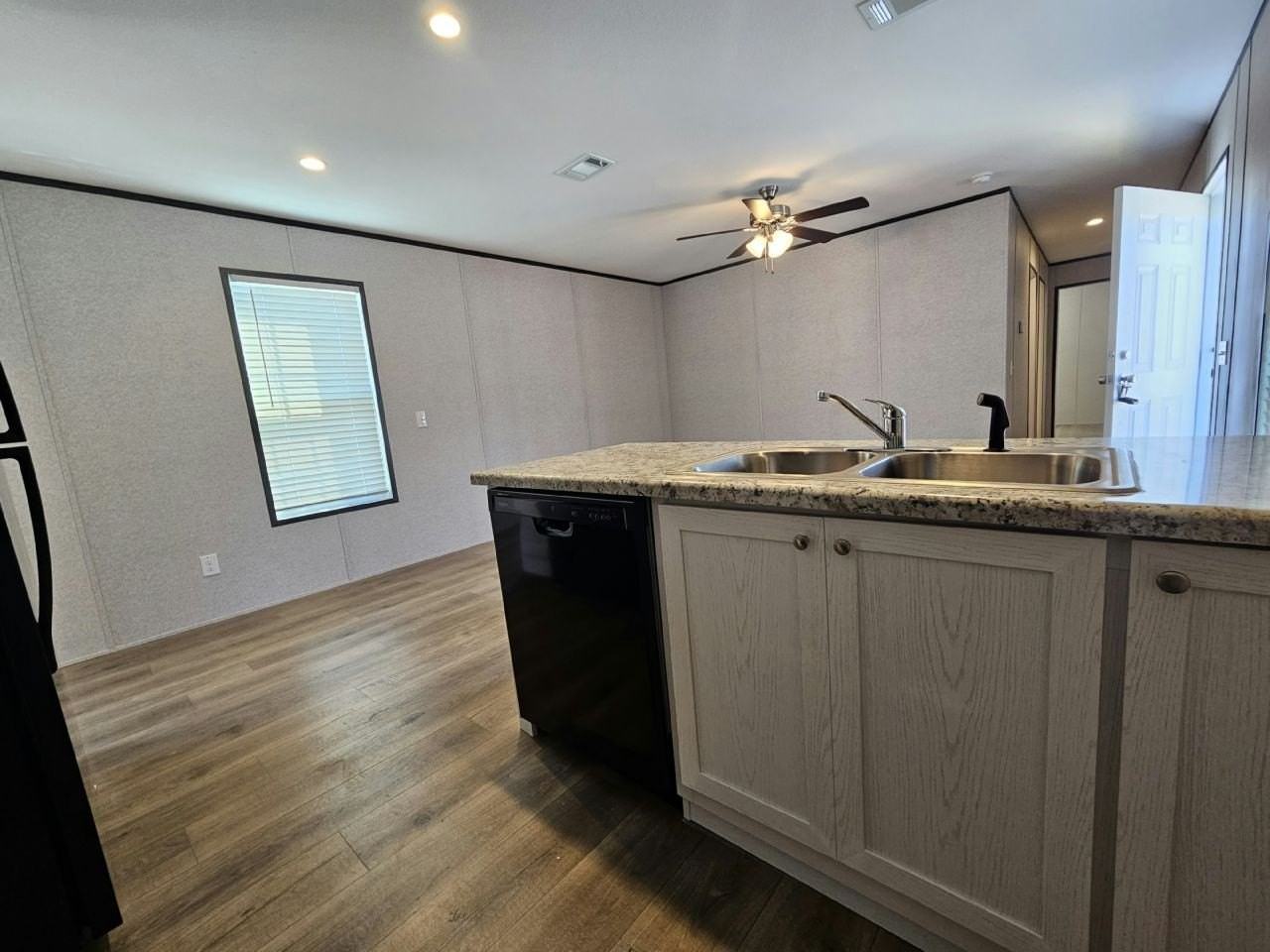 527 Suwanee Dr #2027 - Photo 3 of 10