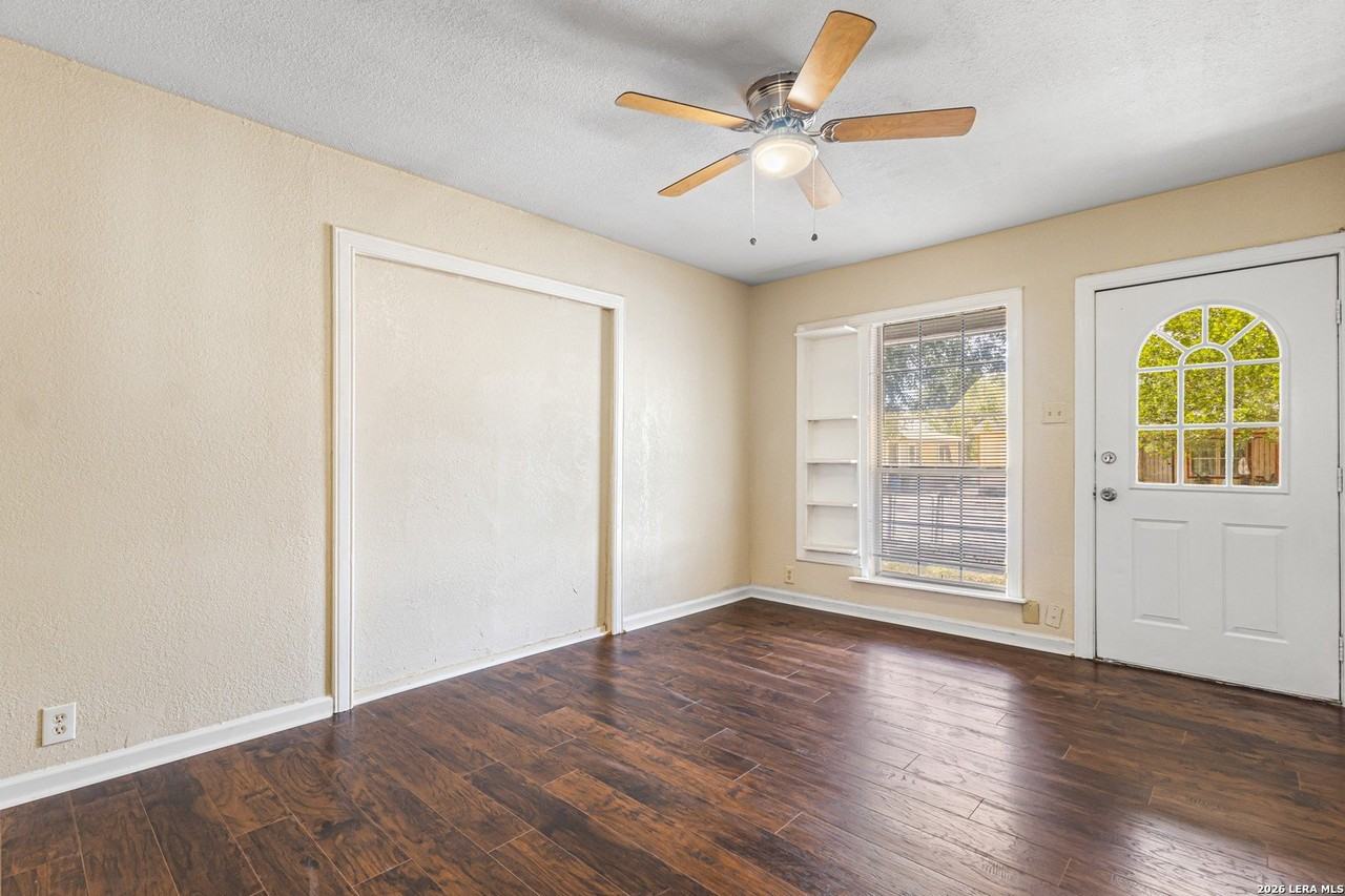 1119 Fenfield Ave - Photo 4 of 8