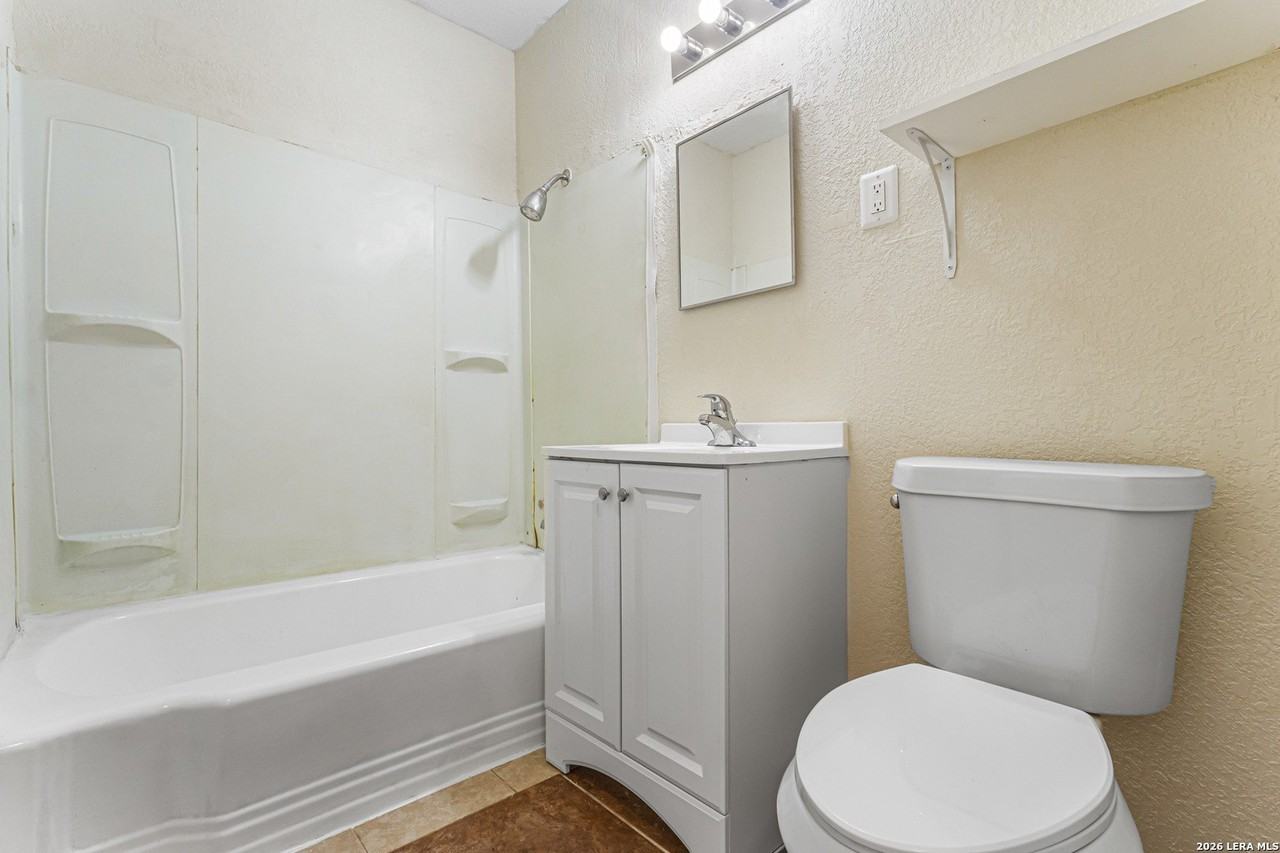 1119 Fenfield Ave - Photo 5 of 8