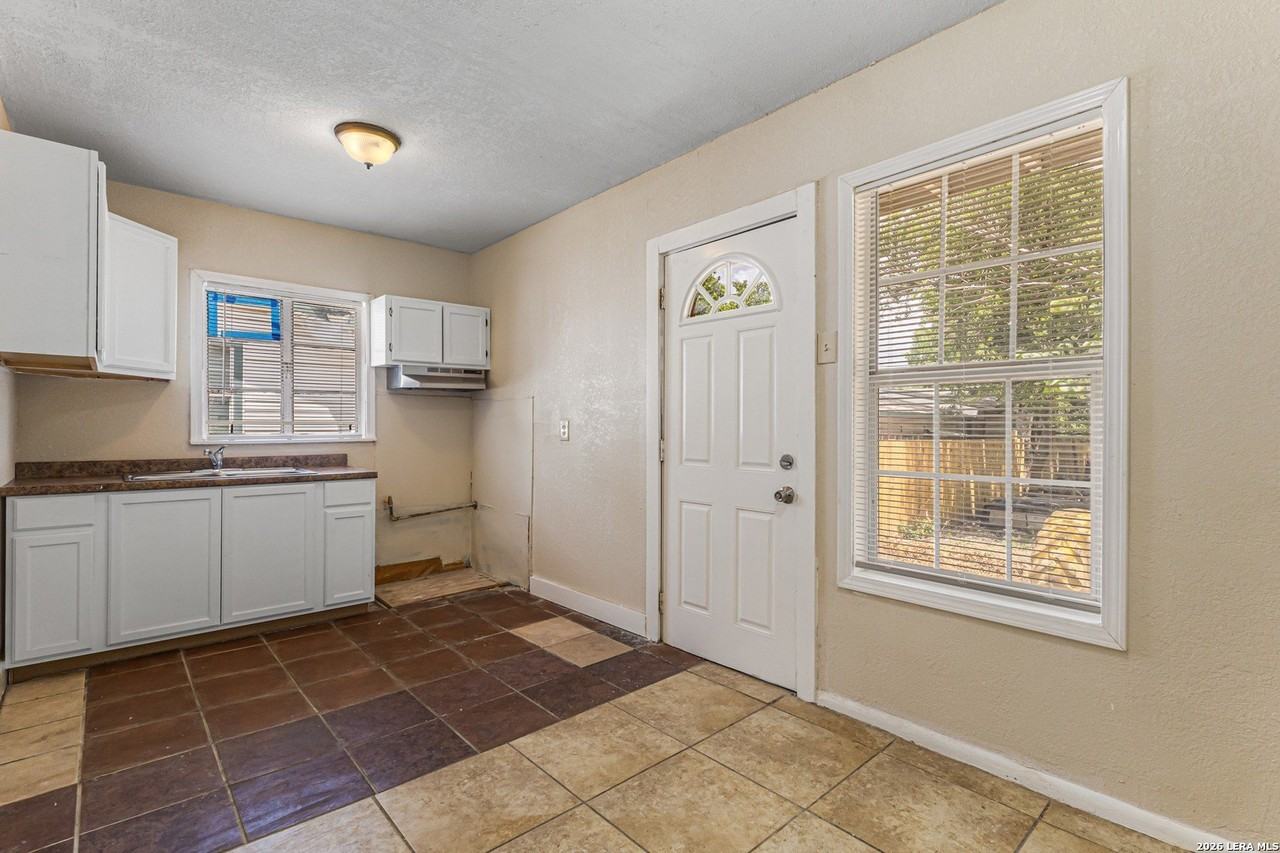 1119 Fenfield Ave - Photo 6 of 8