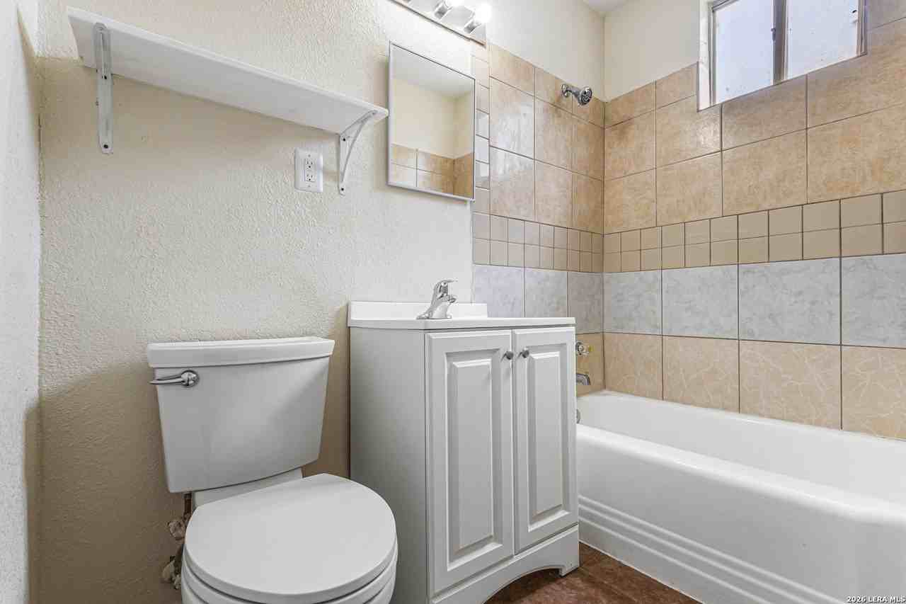 1117 Fenfield Ave - Photo 3 of 7