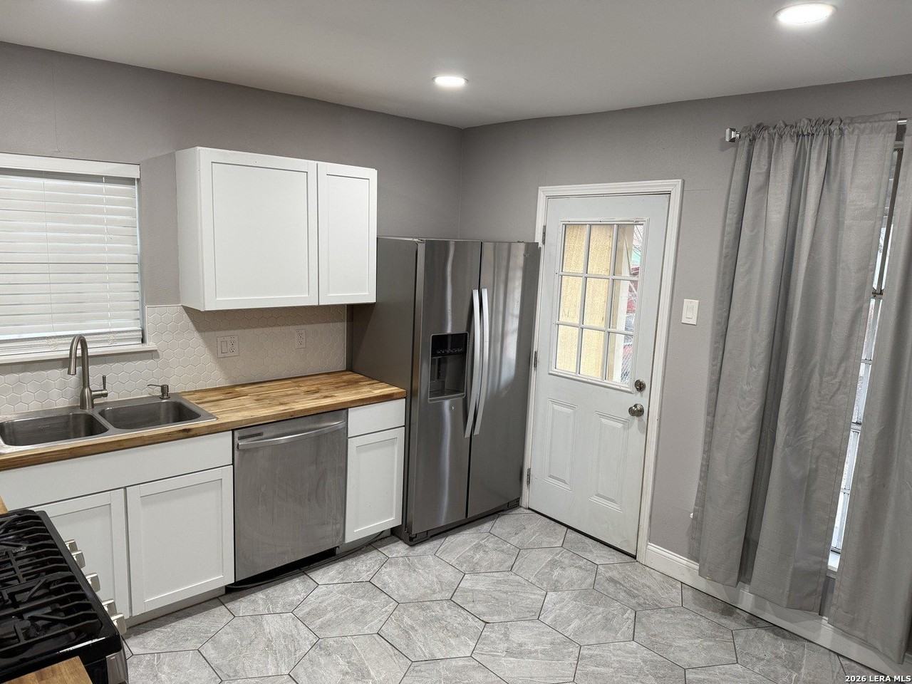 1345 W Hollywood Ave - Photo 2 of 24