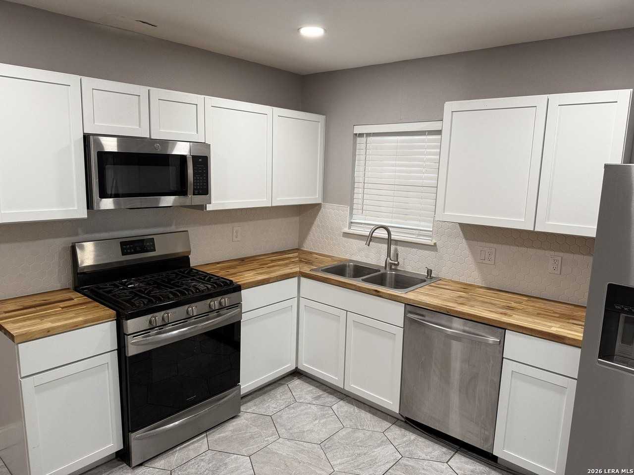 1345 W Hollywood Ave - Photo 3 of 24