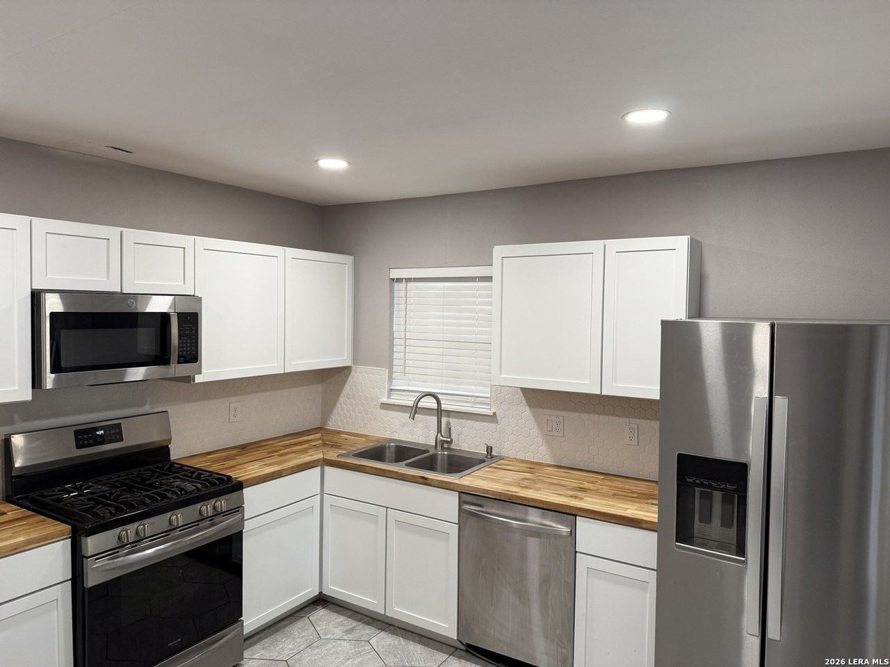 1345 W Hollywood Ave - Photo 4 of 24