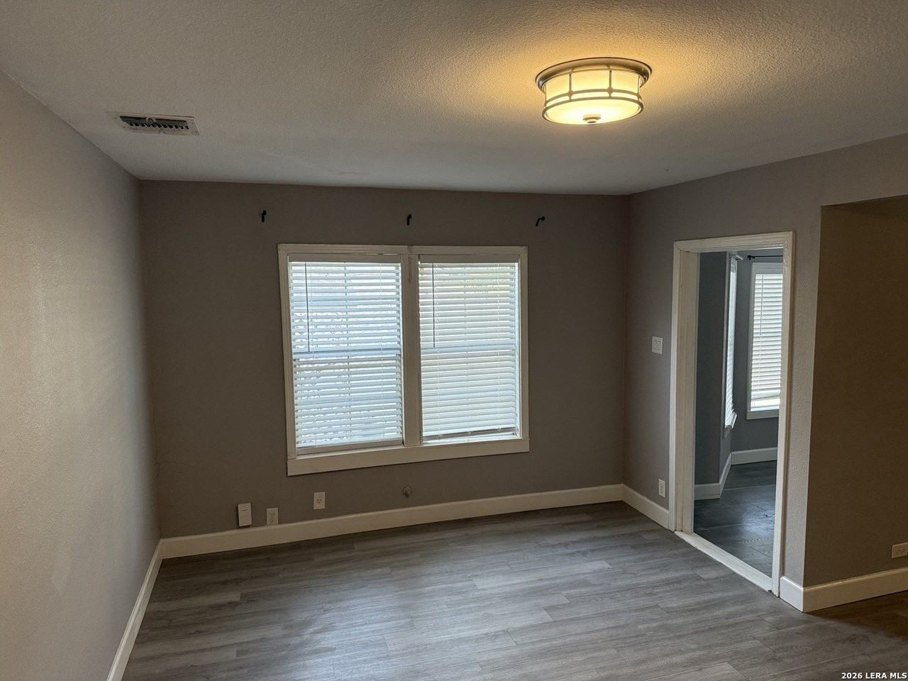 1345 W Hollywood Ave - Photo 6 of 24