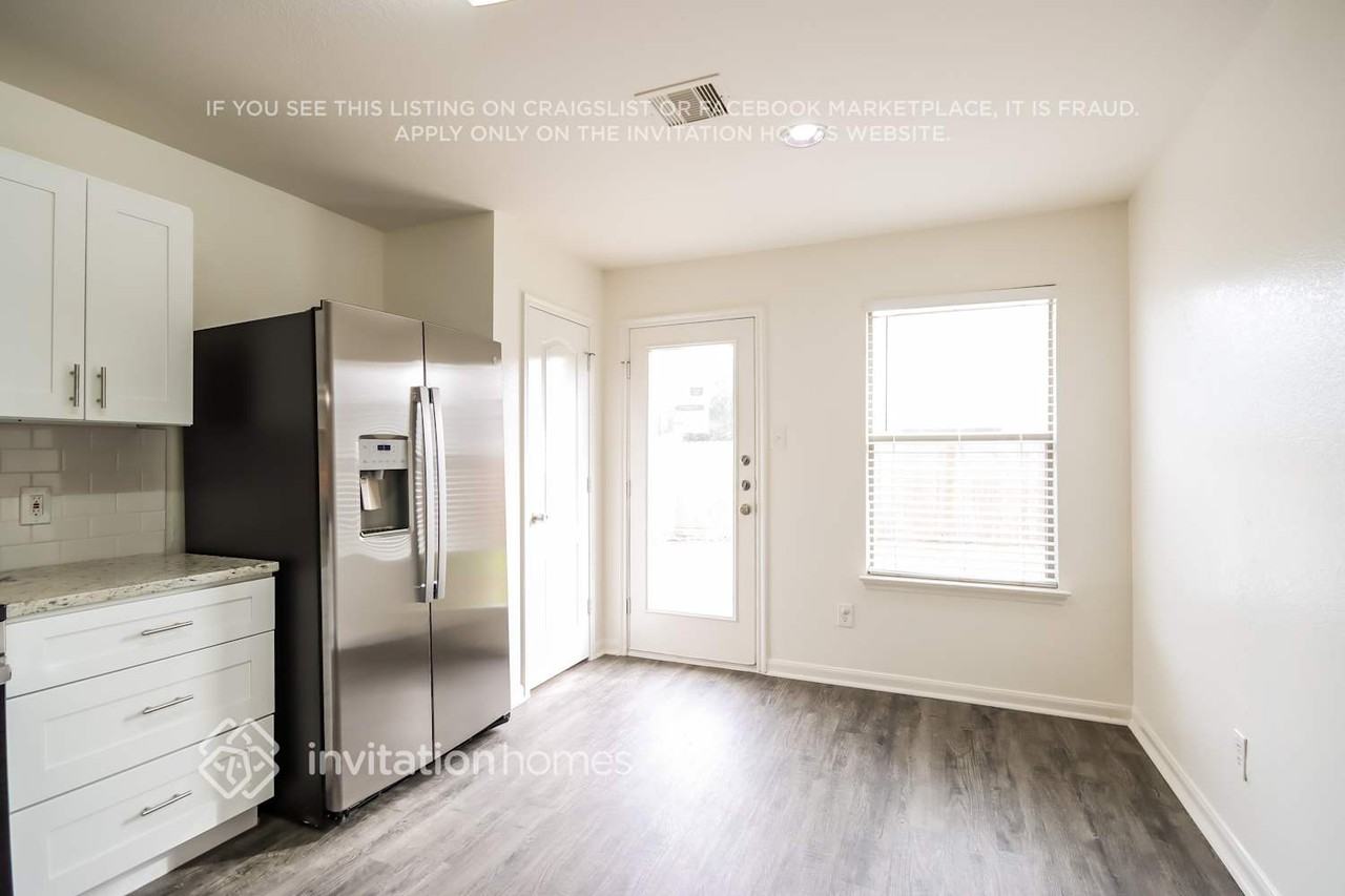 8146 Chancewood Ln - Photo 6 of 17