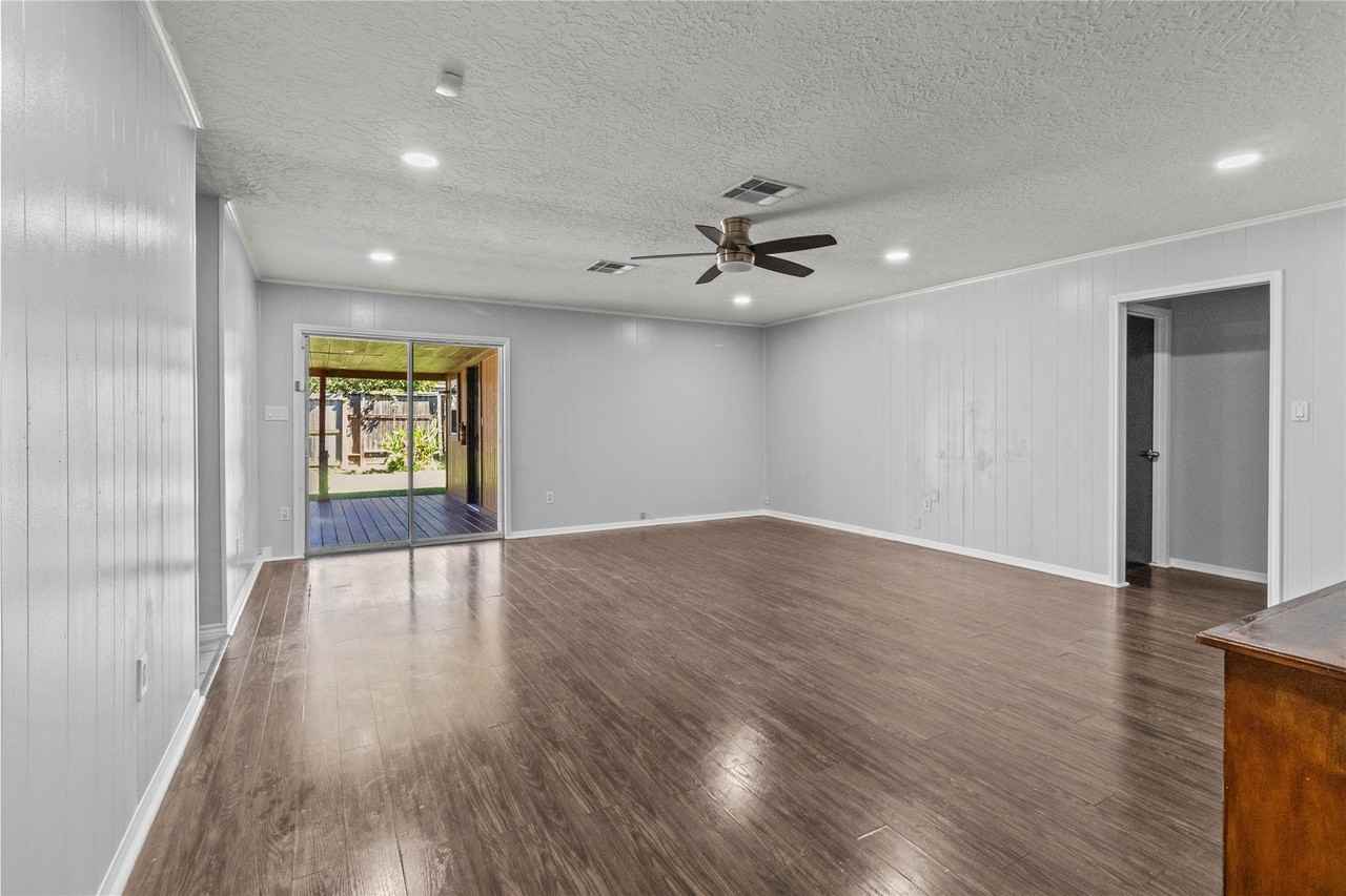 2202 Colonial Ct N - Photo 3 of 19