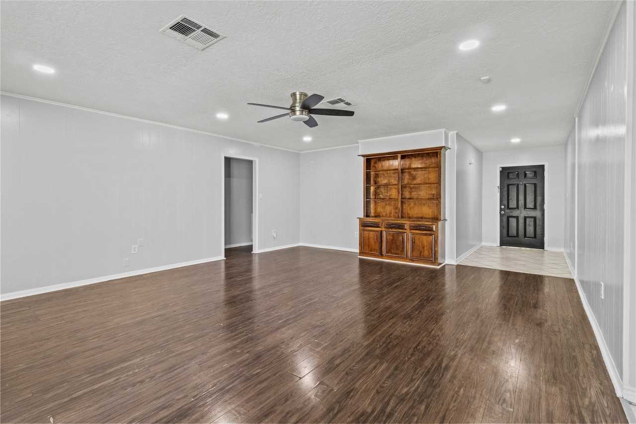 2202 Colonial Ct N - Photo 4 of 19