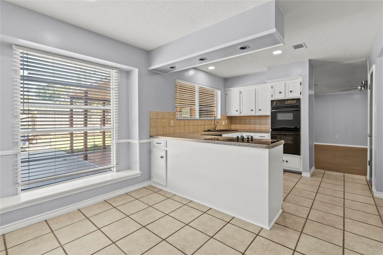 2202 Colonial Ct N - Photo 5 of 19