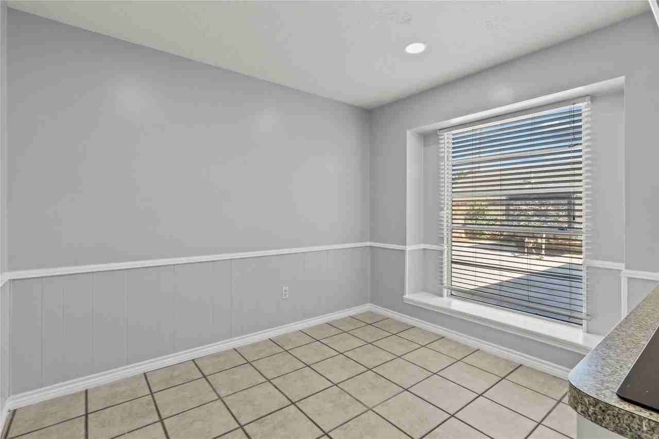 2202 Colonial Ct N - Photo 6 of 19