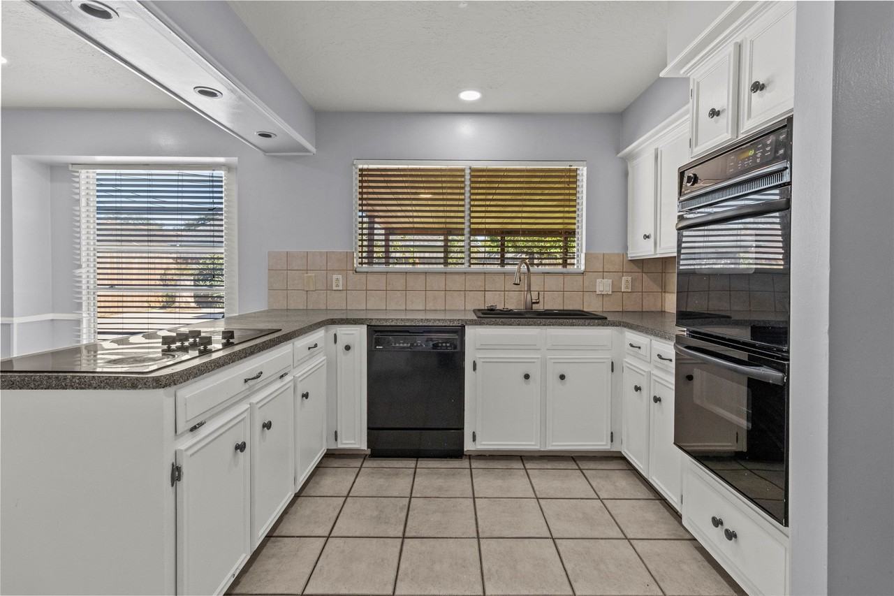 2202 Colonial Ct N - Photo 7 of 19