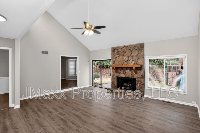 3445 Johnson Ferry Rd Ne - Photo 3 of 30
