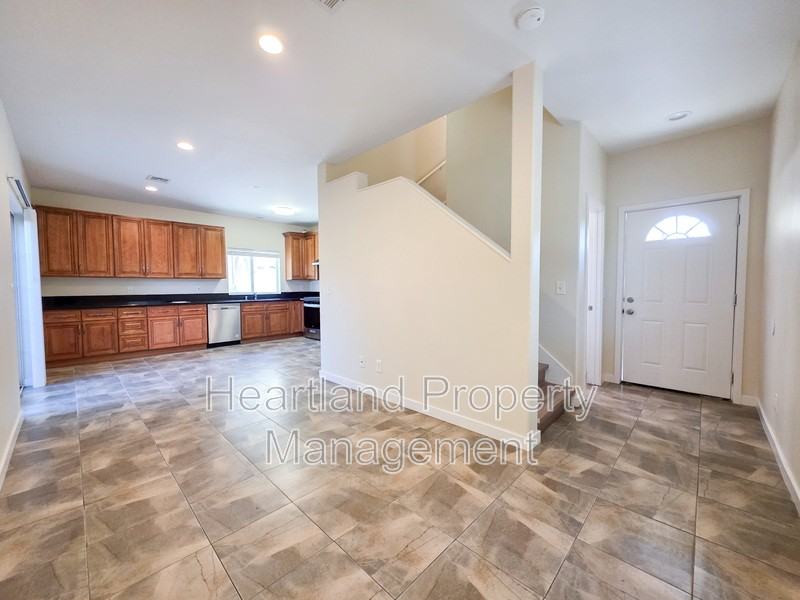 690 N Grape St #B - Photo 2 of 14