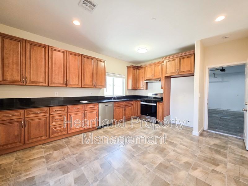 690 N Grape St #B - Photo 3 of 14