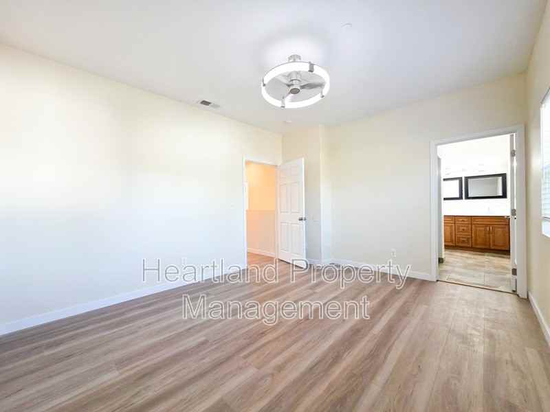 690 N Grape St #B - Photo 4 of 14