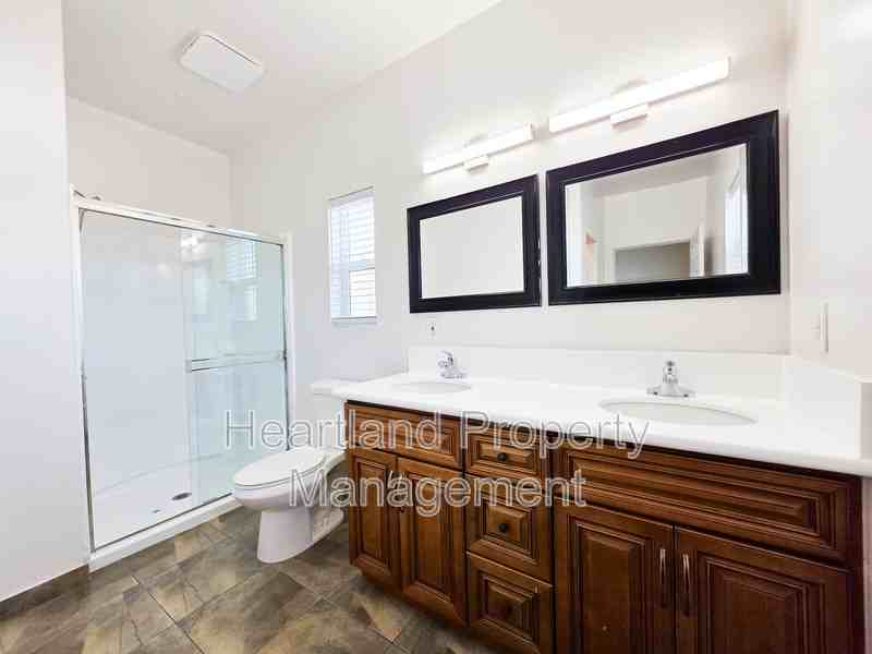 690 N Grape St #B - Photo 5 of 14