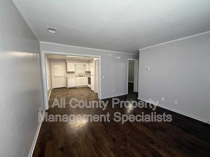 1908 Greenoaks Rd #B - Photo 3 of 10