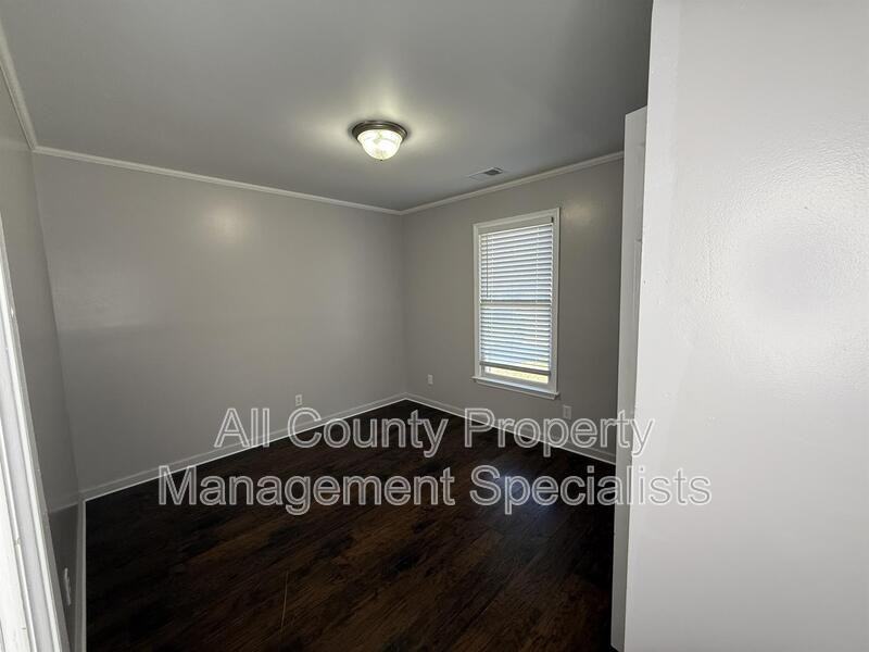 1908 Greenoaks Rd #B - Photo 5 of 10