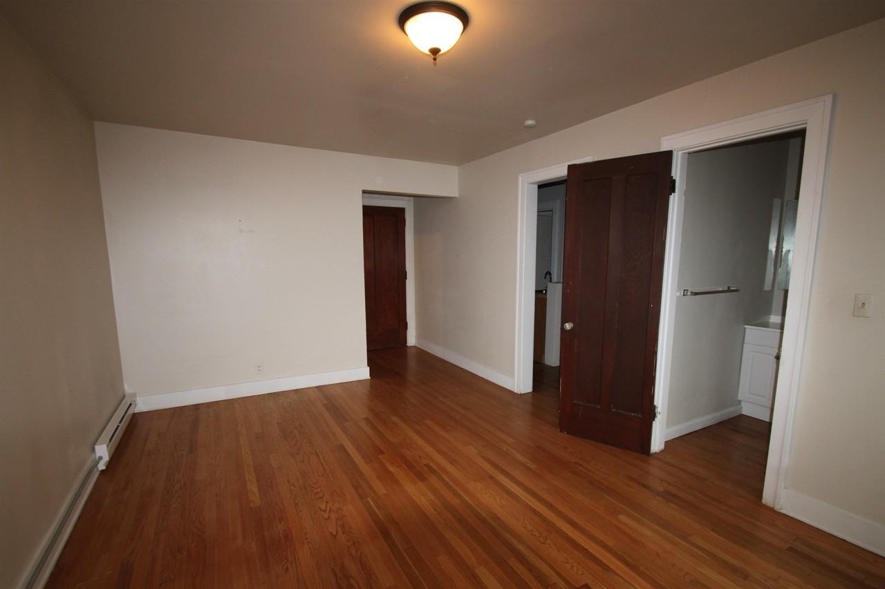 439 University Avenue - Photo 2 of 7