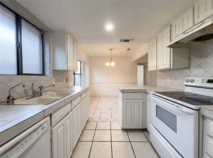 709 Sandy Trl - Photo 2 of 16