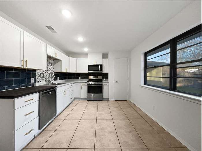 2422 Kingston St - Photo 2 of 17