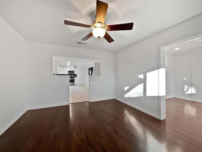 2422 Kingston St - Photo 3 of 17