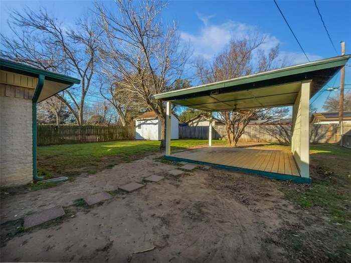 2422 Kingston St - Photo 5 of 17