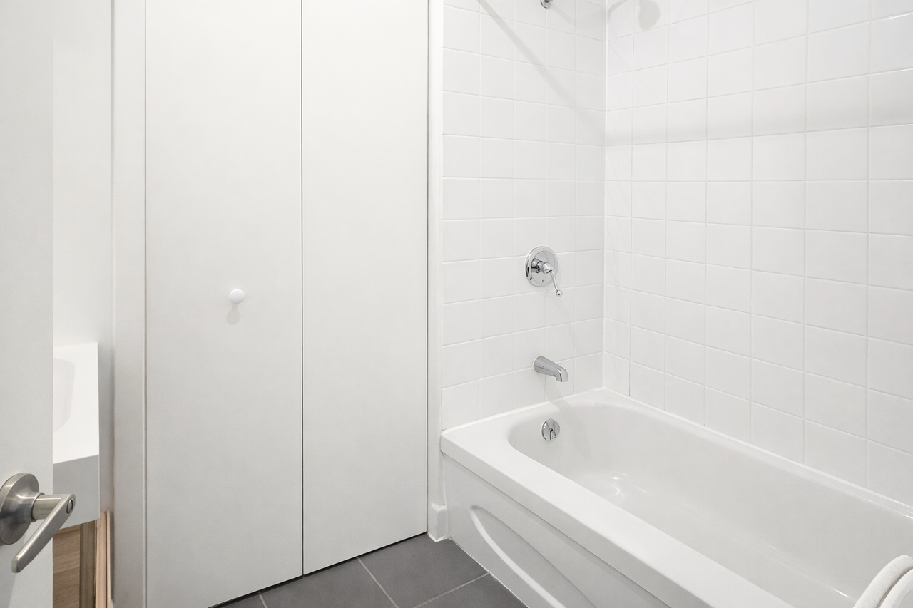 Av. Coloniale & Rue Roy #65 - Photo 6 of 8