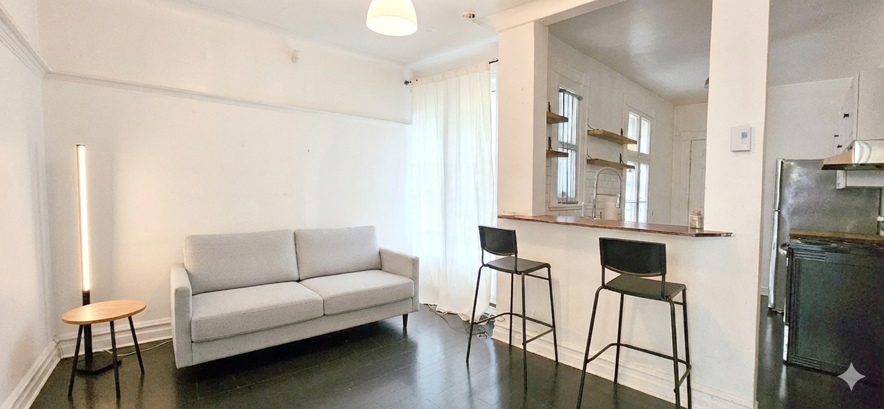 Av. Coloniale & Rue Roy #65 - Photo 2 of 8