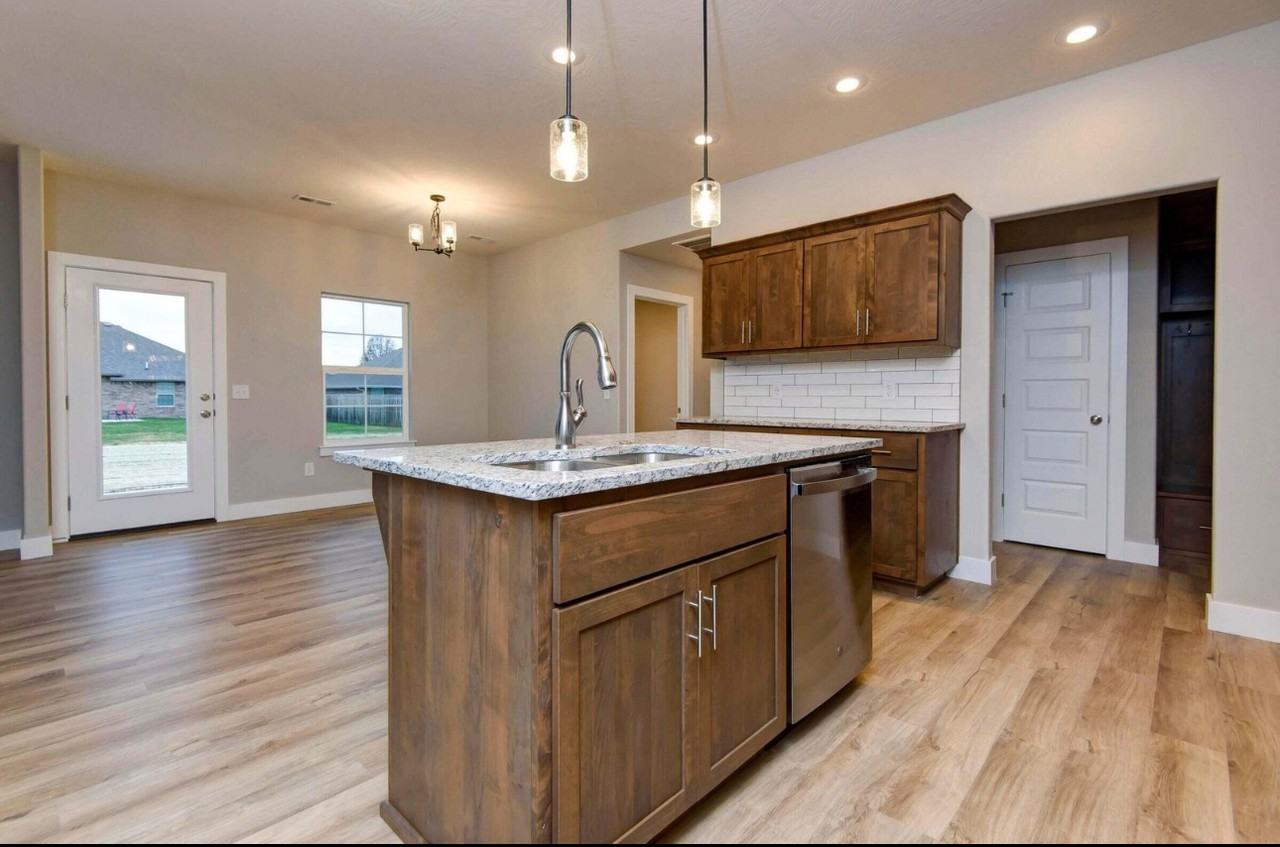 698 N Glenwood Ave #NA - Photo 2 of 13