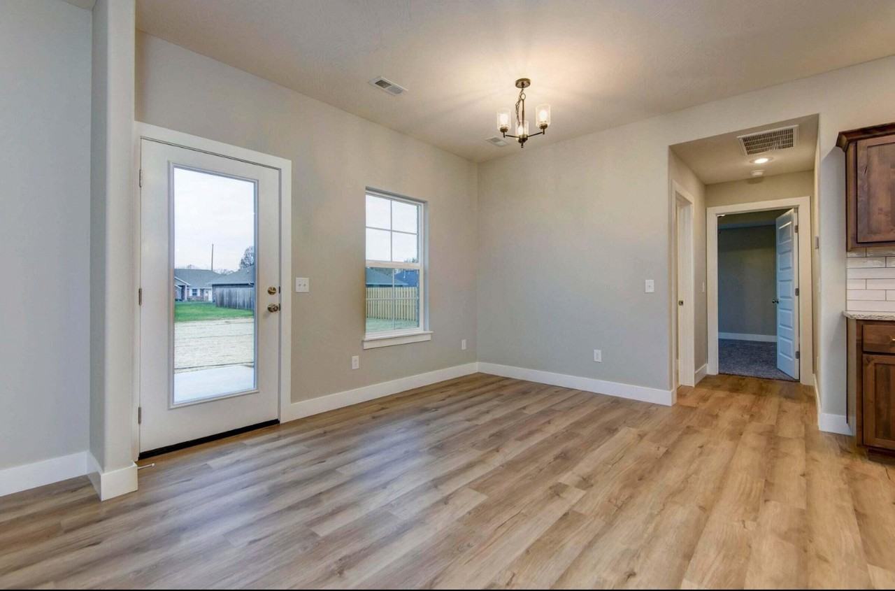 698 N Glenwood Ave #NA - Photo 4 of 13