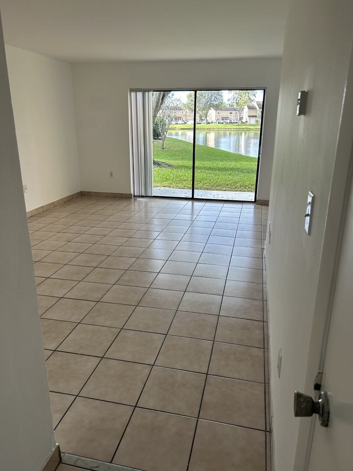 212 Palm Cir E #1 - Photo 3 of 30