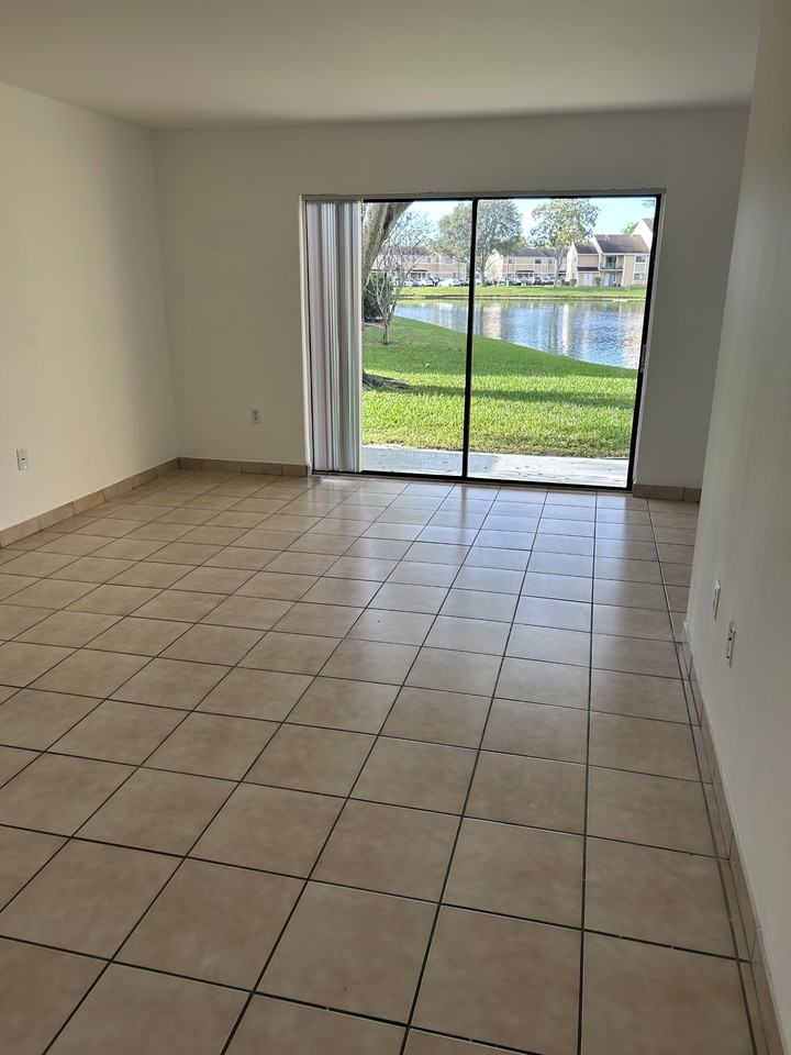 212 Palm Cir E #1 - Photo 4 of 30