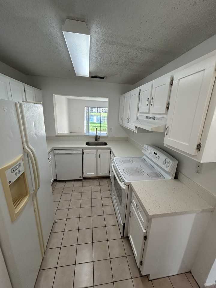 212 Palm Cir E #1 - Photo 6 of 30